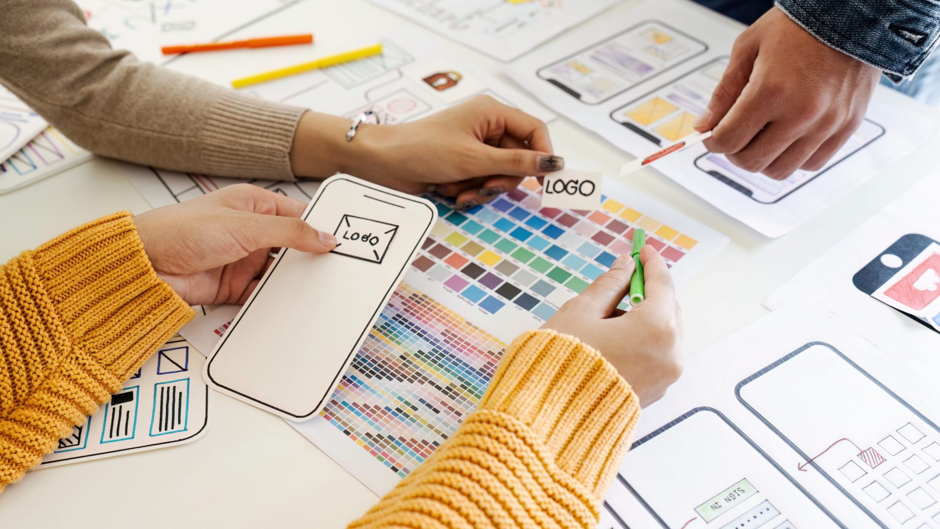Grafikerteam bei einem Meeting